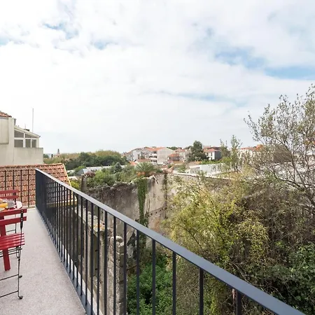 Lovelystay - Flat W/ Ac & Balcony *