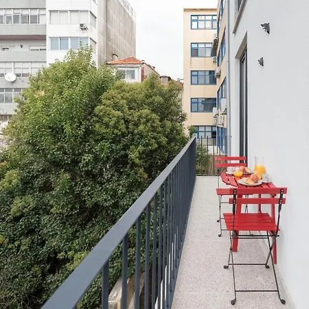 아파트 Lovelystay - Flat W/ Ac & Balcony 포르투