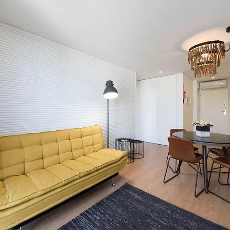 Lovelystay - Flat W/ Ac & Balcony Appartement *