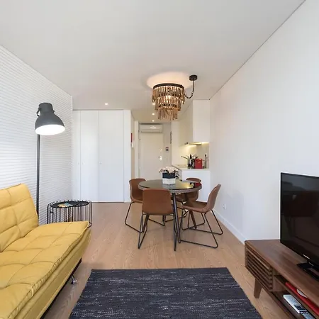 Lovelystay - Flat W/ Ac & Balcony