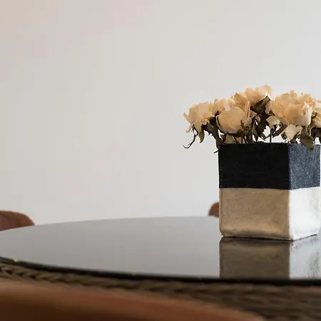 Lovelystay - Flat W/ Ac & Balcony *