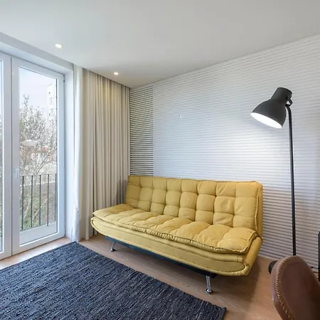 Lovelystay - Flat W/ Ac & Balcony 아파트 포르투