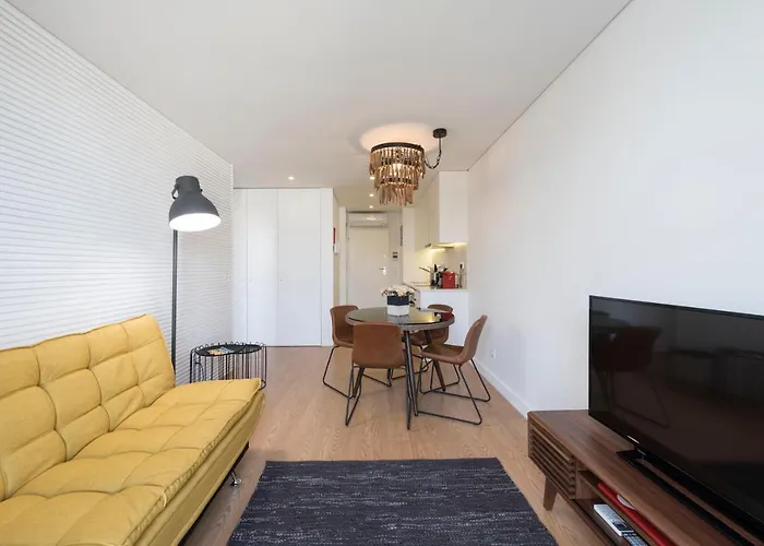 Lovelystay - Flat W/ Ac & Balcony