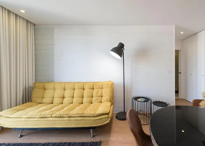 Lovelystay - Flat W/ Ac & Balcony 아파트