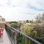 Lovelystay - Flat W/ Ac & Balcony *