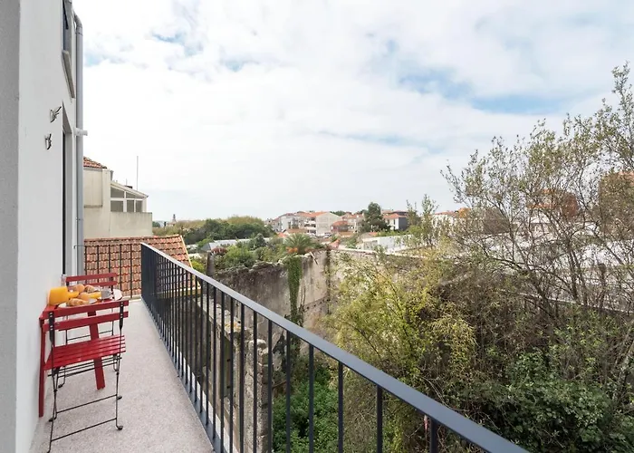 Lovelystay - Flat W/ Ac & Balcony *