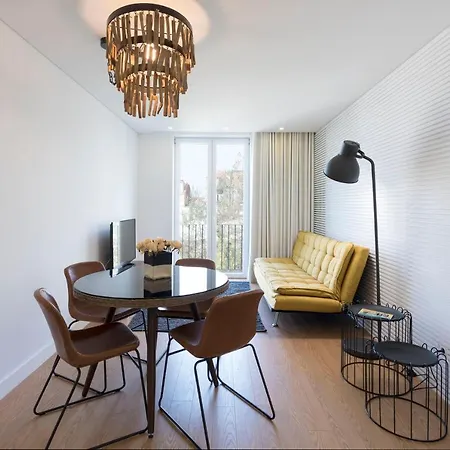 Lovelystay - Flat W/ Ac & Balcony Oporto