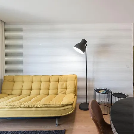 Lovelystay - Flat W/ Ac & Balcony Appartement